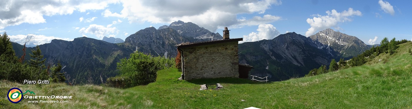 21 Vista panoramica dal Roccolo del Tino verso Arera, Menna,....jpg